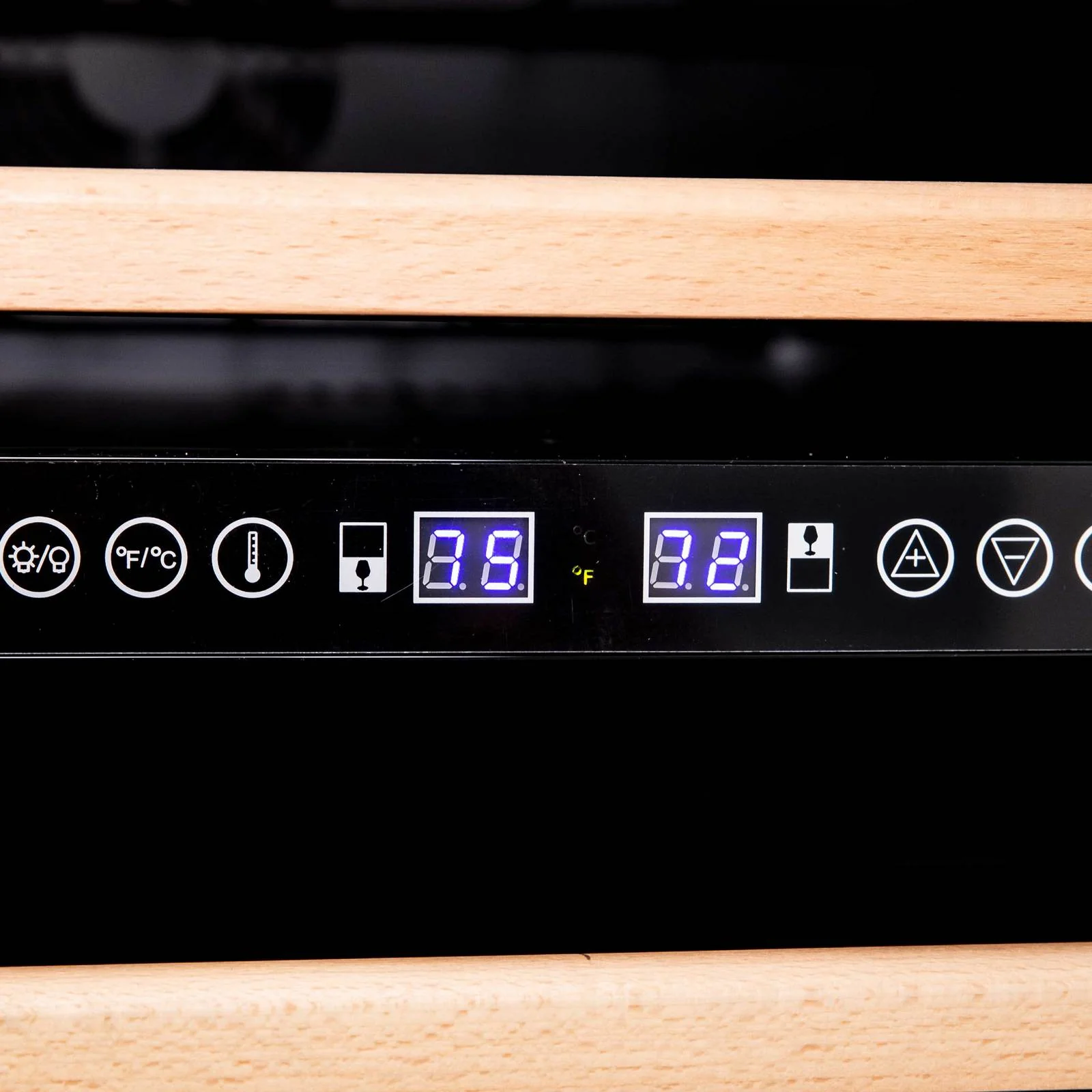 WCR496DS Avanti 49 Bottle Dual-Zone Wine Cooler - Image 6