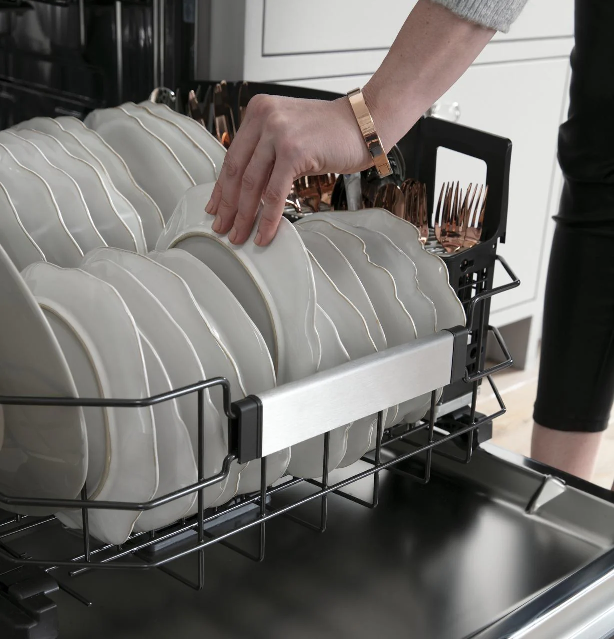 Cafe Caf(eback)™ ENERGY STAR® Smart Stainless Steel Interior Dishwasher with Sanitize and Ultra Wash - Image 23