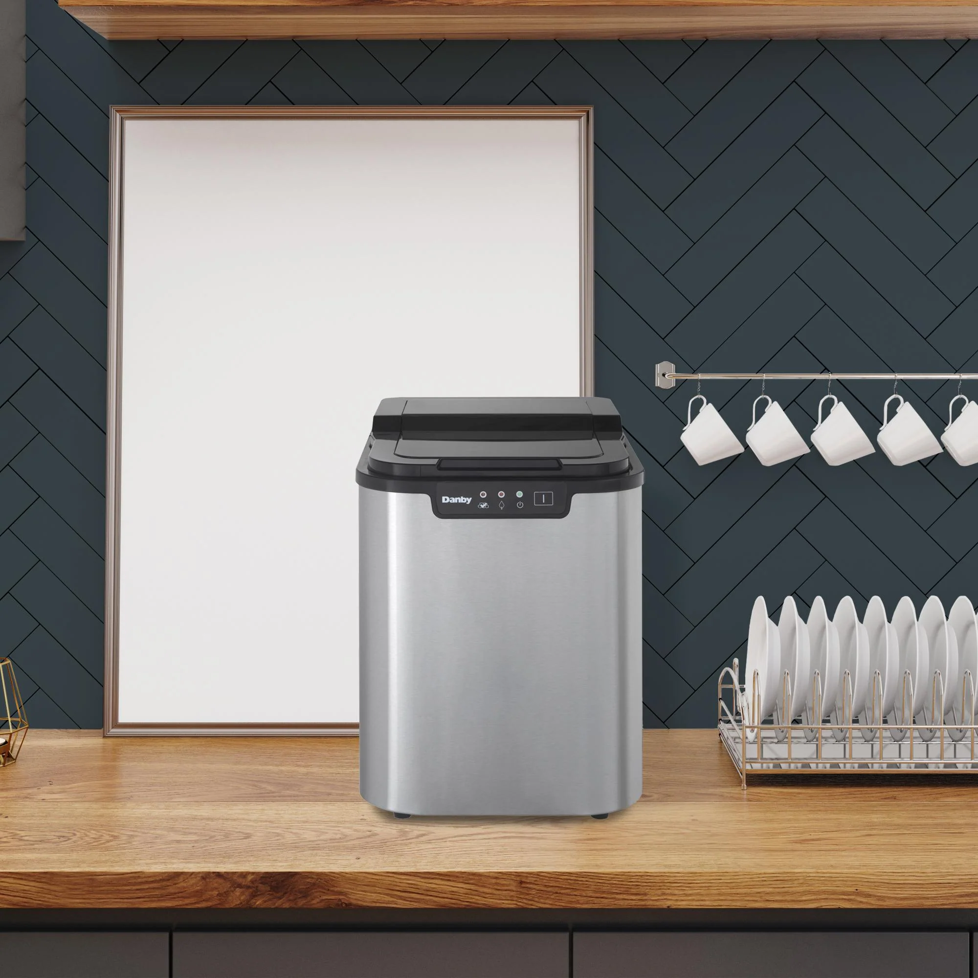 DIM2500SSDB Danby 25 lbs. Countertop Ice Maker in Stainless Steel - Image 8