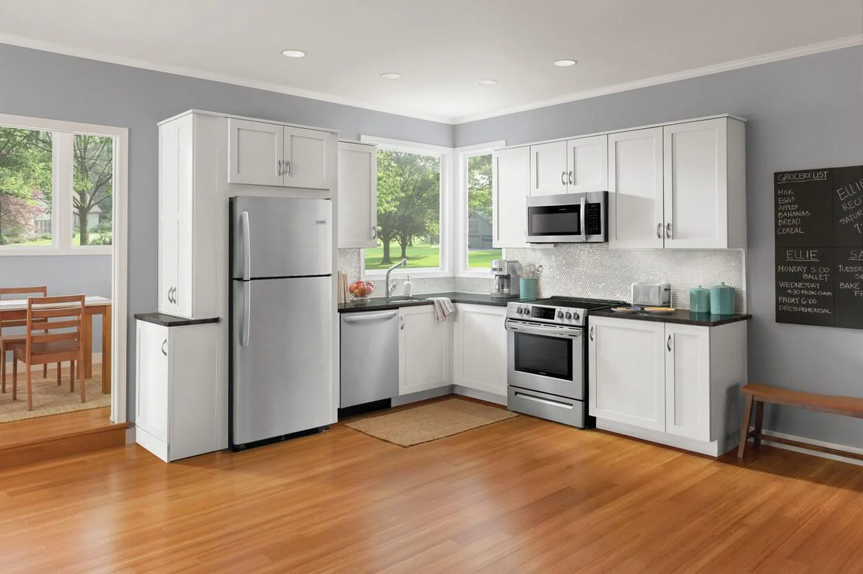 Frigidaire 30" Front Control Freestanding Electric Range - Image 2