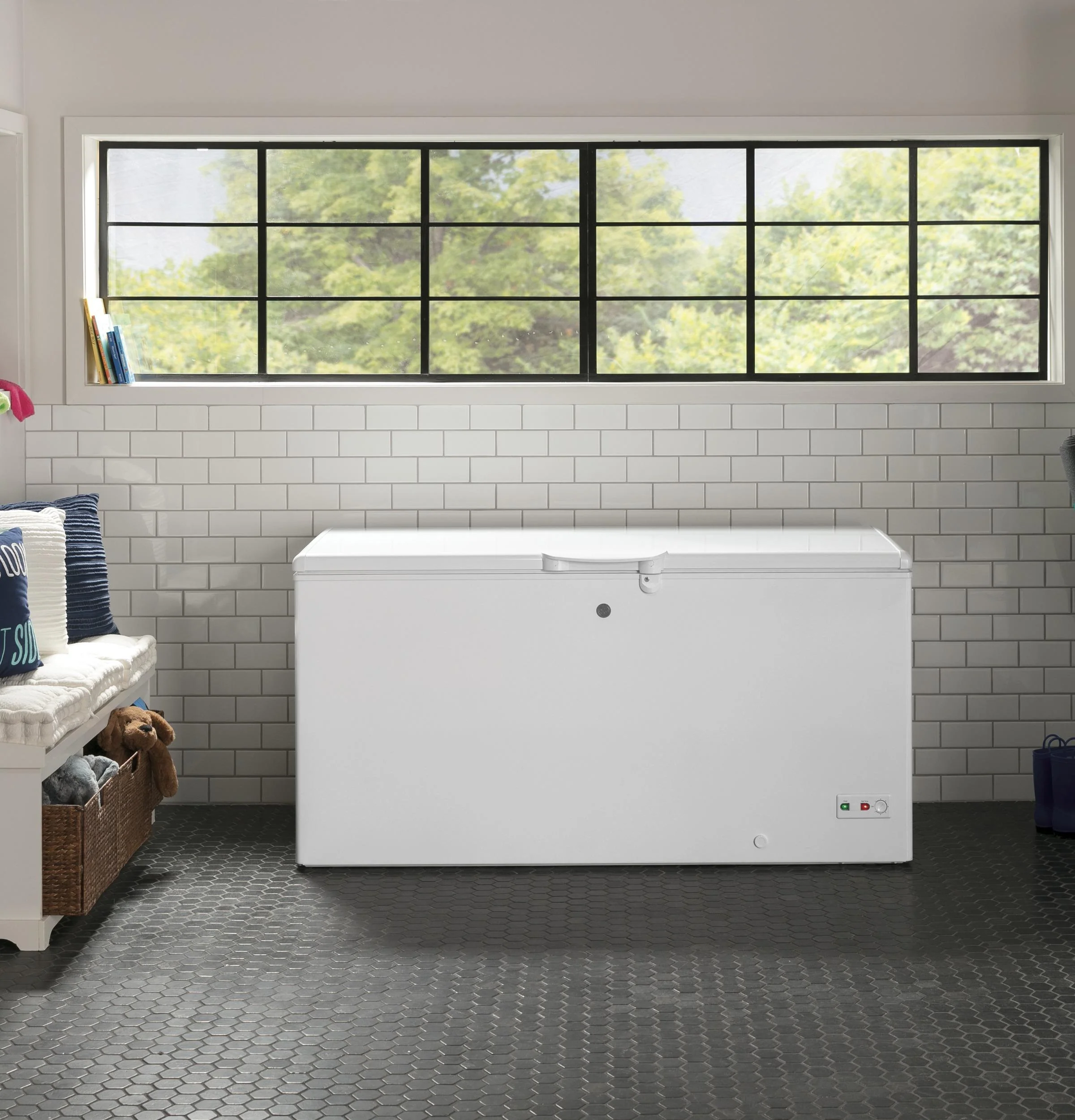 FCM16SLWW GE® 15.7 Cu. Ft. Manual Defrost Chest Freezer - Image 9