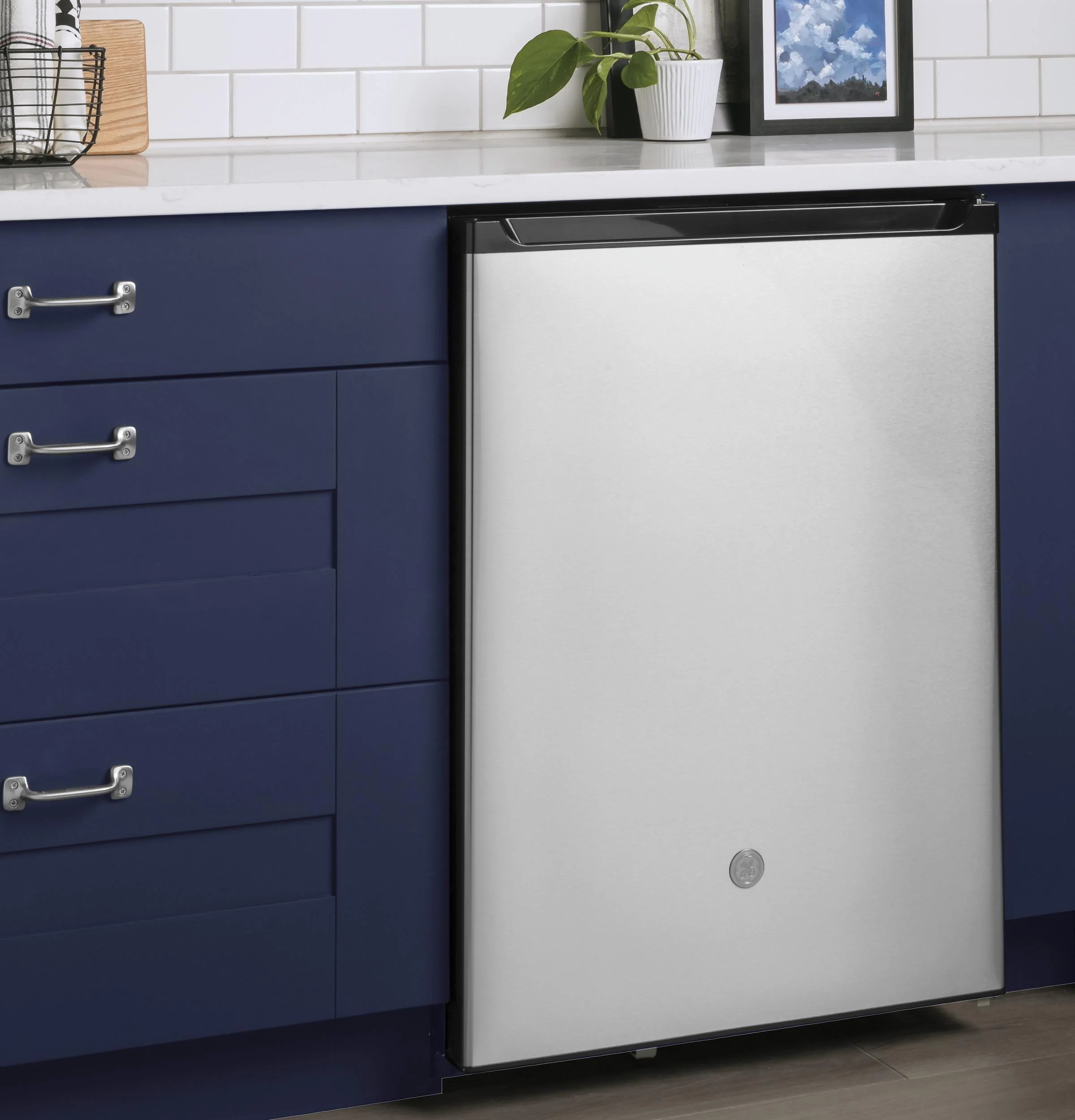 GCE06GSHSB GE® ENERGY STAR® Compact Refrigerator - Image 5