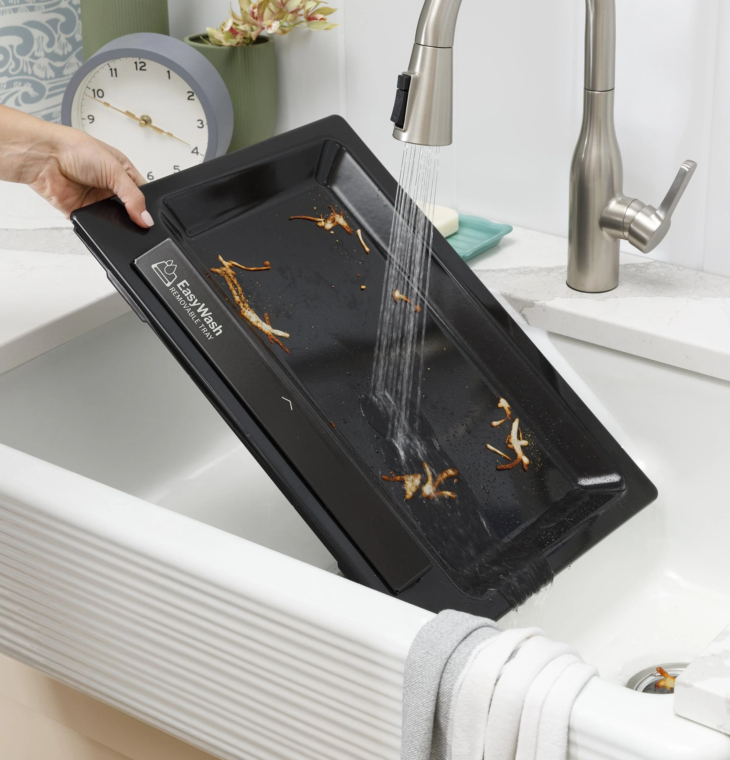 GGS600AVDS GE® 30" Slide-In Front-Control Convection Gas Range with No Preheat Air Fry and EasyWash™ Oven Tray - Image 10