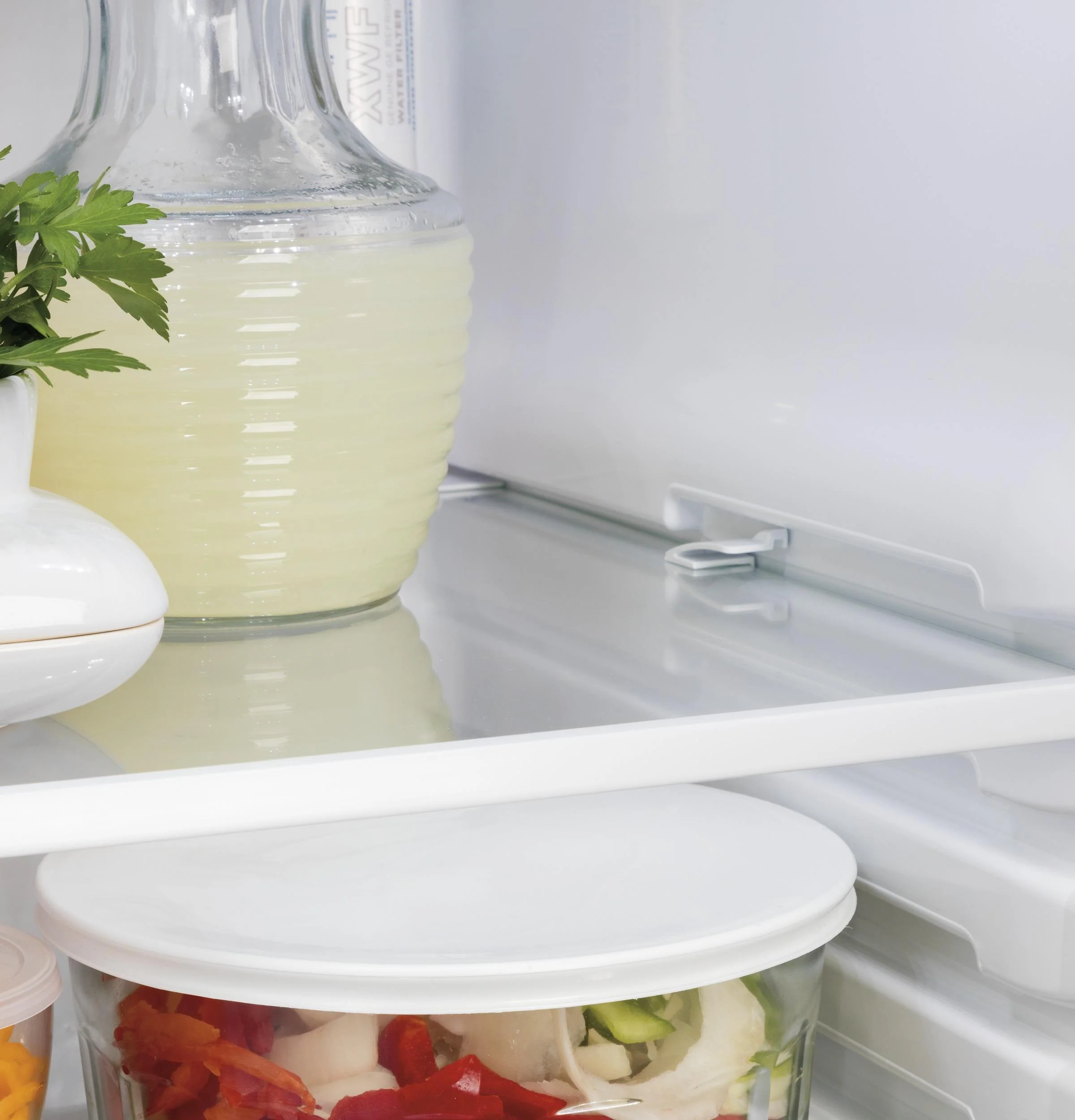 GSS25IYNFS GE 25.1 Cu. Ft. Fingerprint Resistant Side-By-Side Refrigerator - Image 9