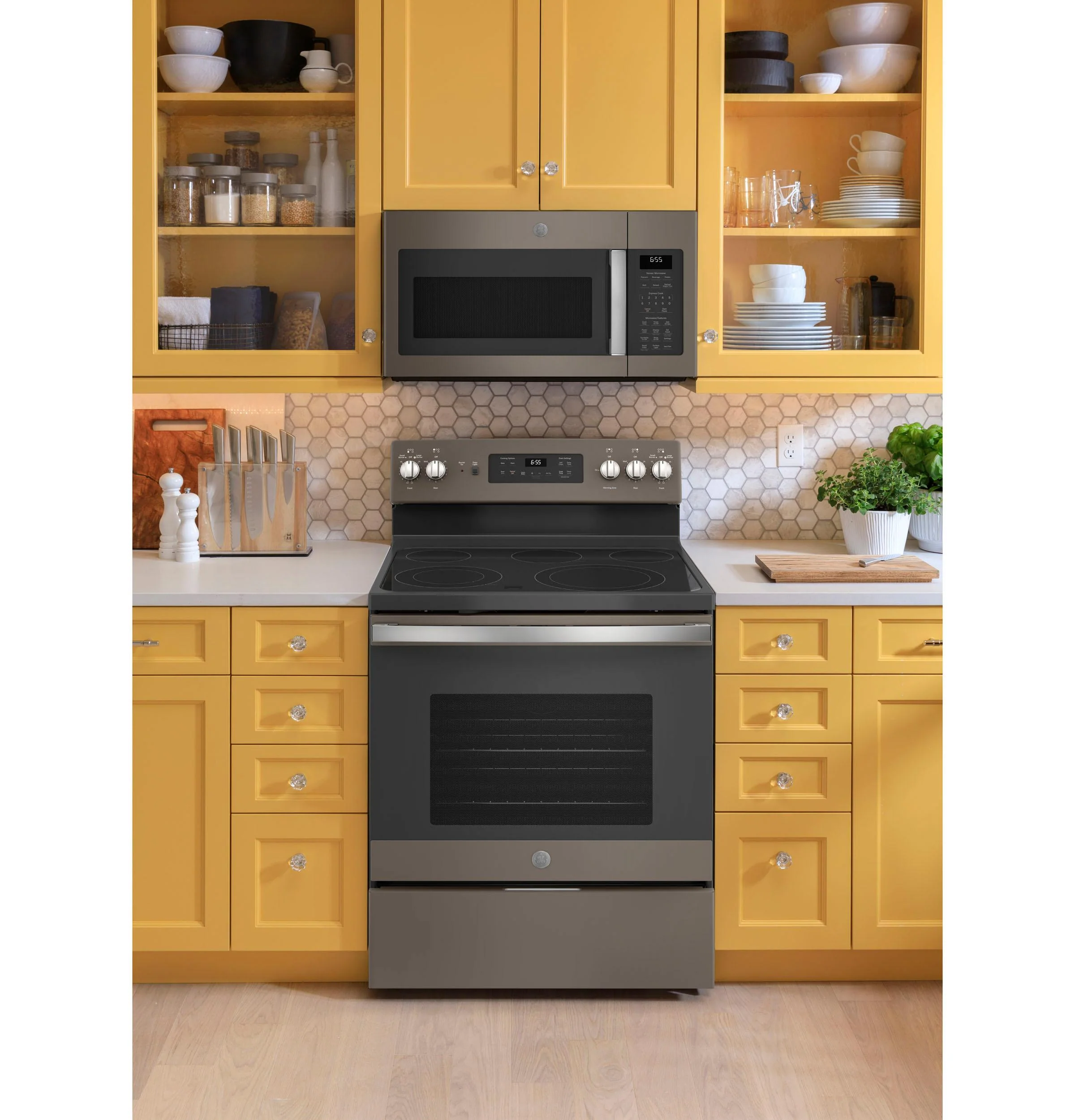 GE® 30" Free-Standing Electric Convection Range - Image 18