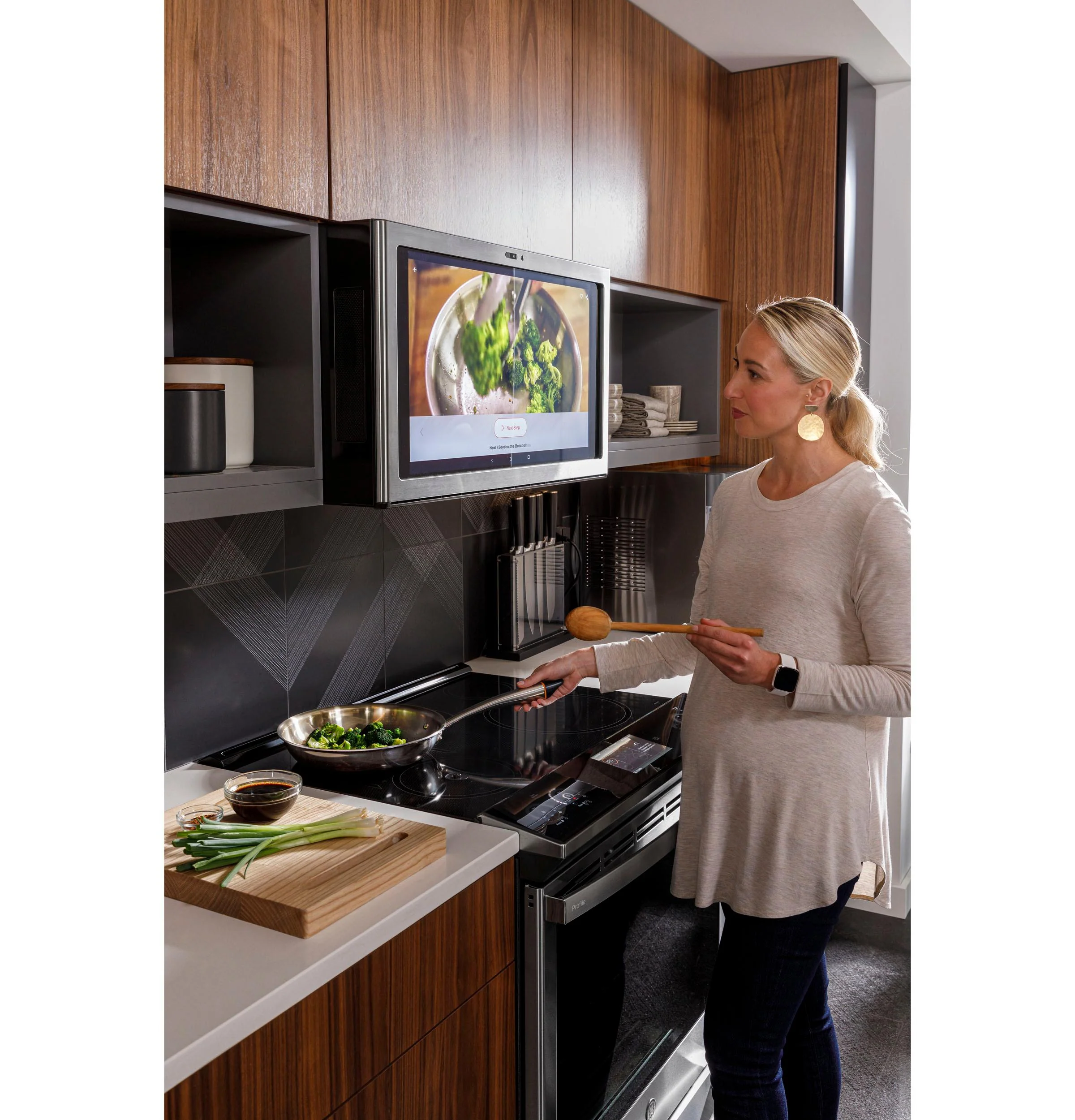 PHS93XYPFS GE Profile™ 30" Smart Slide-In Front-Control Induction Fingerprint Resistant Range with In Oven Camera - Image 8