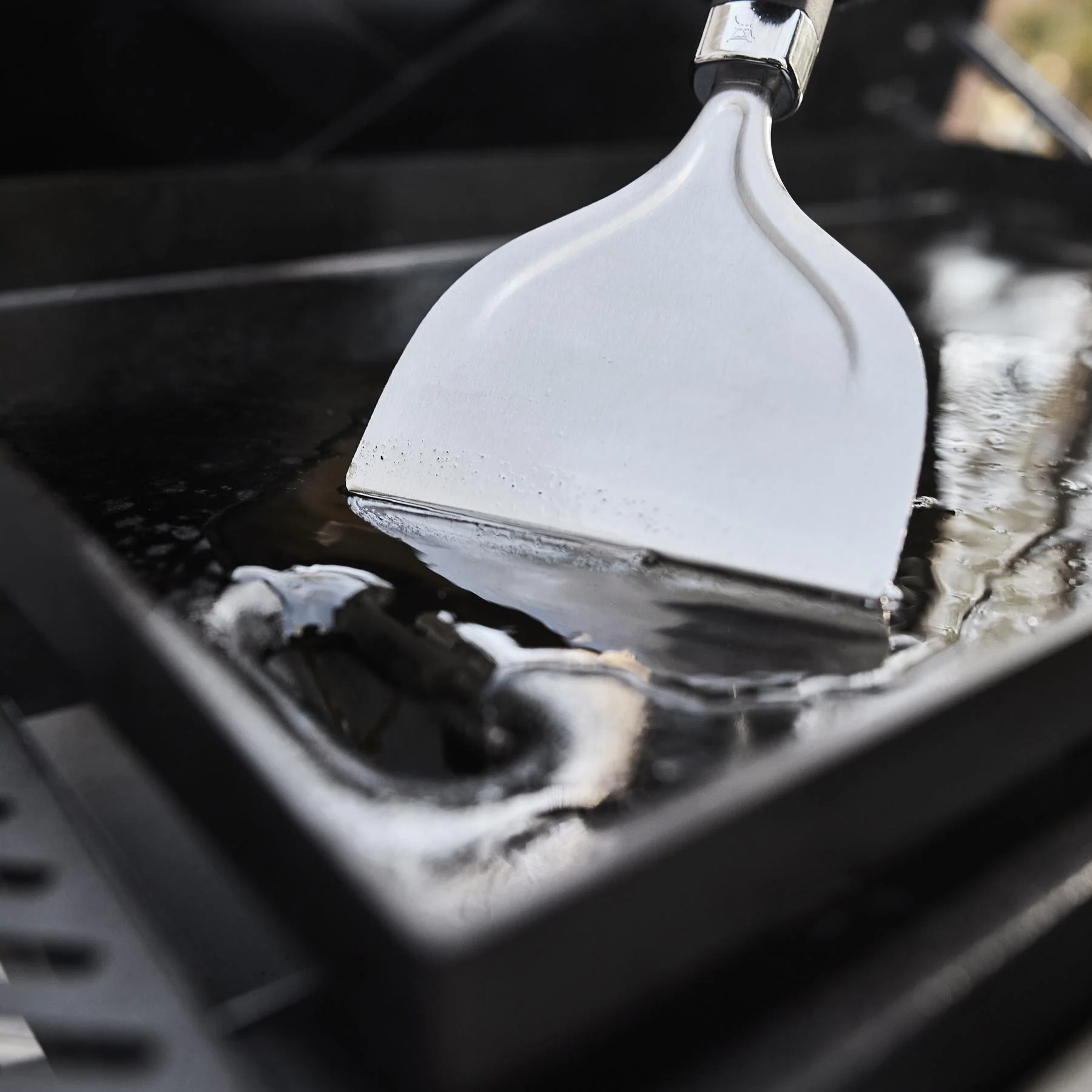 Weber 1501345 Slate® 28" Rust-Resistant Griddle (Liquid Propane) - Black - Image 3